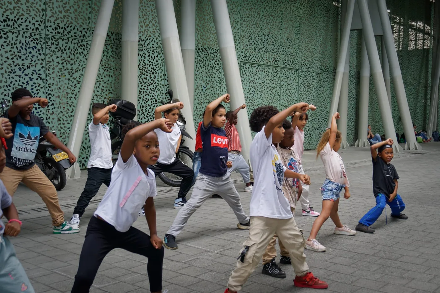 Niños practicando artes marciales en grupo